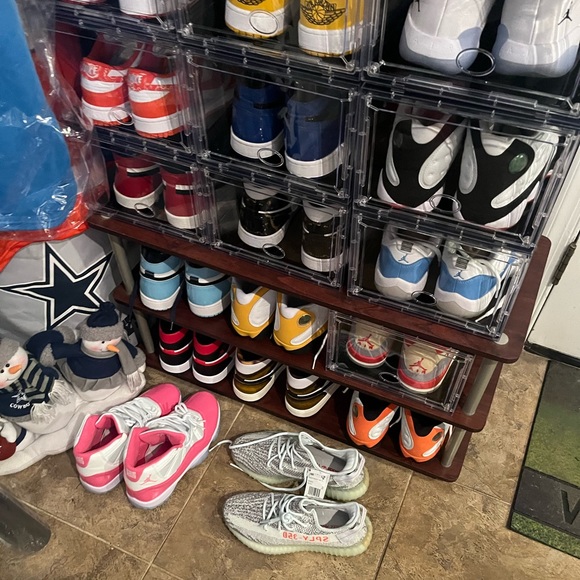 New Yeezy Boosts 360 V2s size 9. These were my wifeโs and she never wore them. - Picture 5 of 10